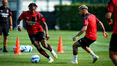 AC米兰队内训练课莱奥与特奥进行配合练习